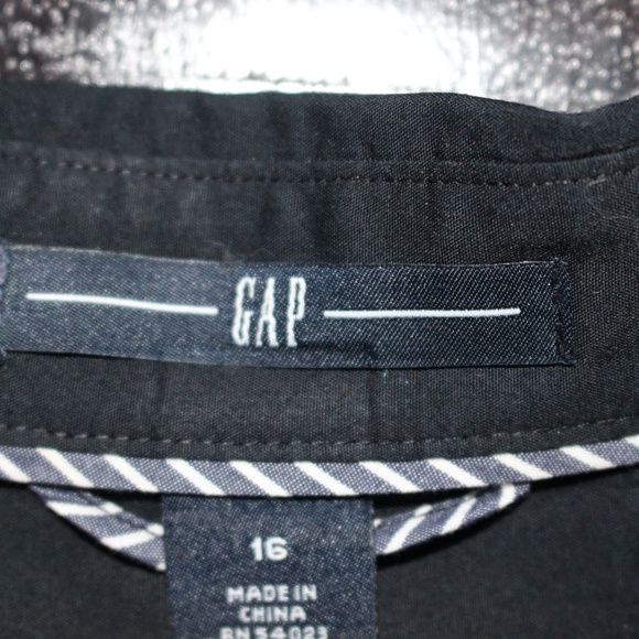 Gap, no buttons on the collar, button down shirt - Picture 6 of 9